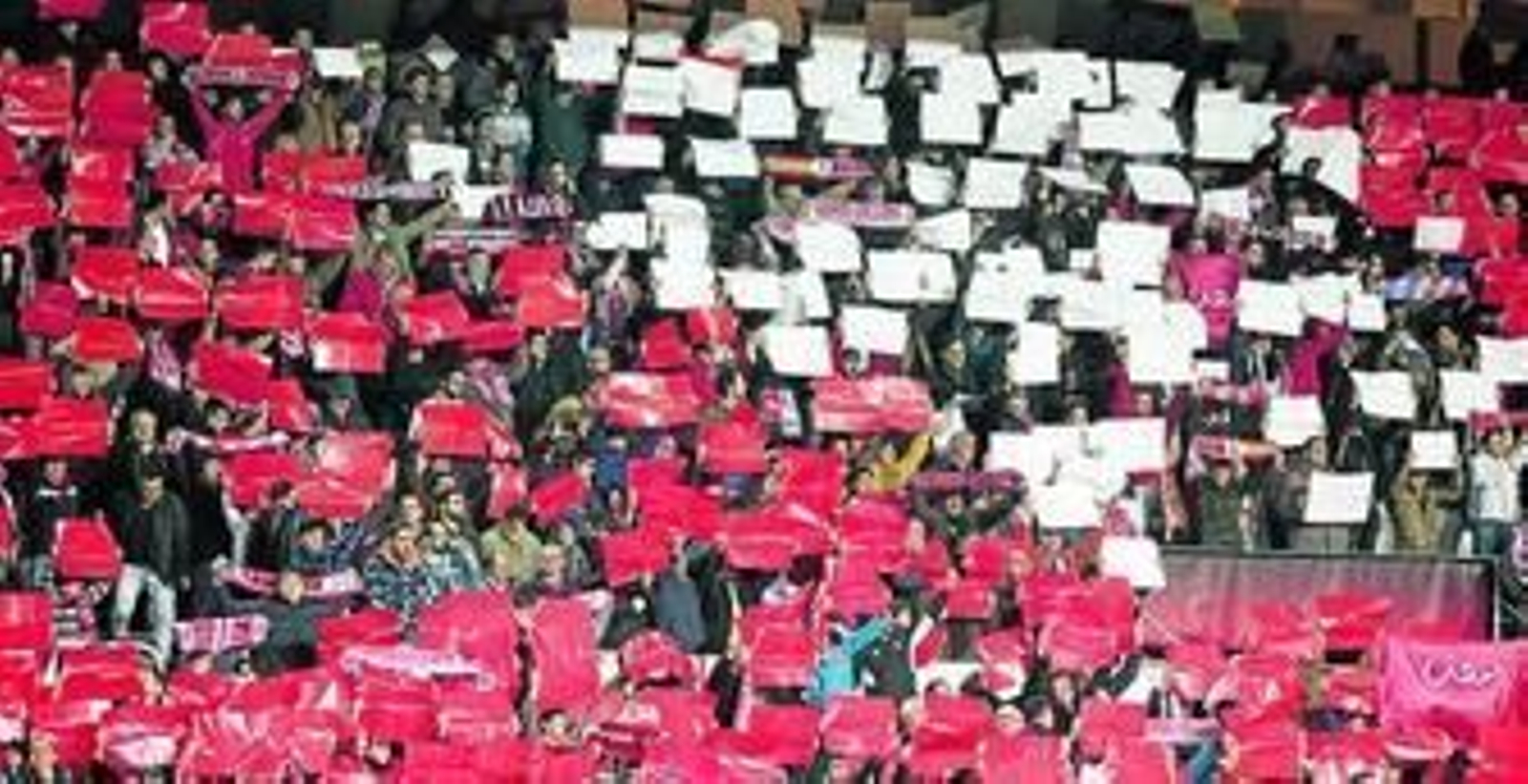 Un aspecto del graderío del Ramón Sánchez-Pizjuán, con el mosaico que organizó el Sevilla para ir calentando el ambiente en una noche de campanillas.