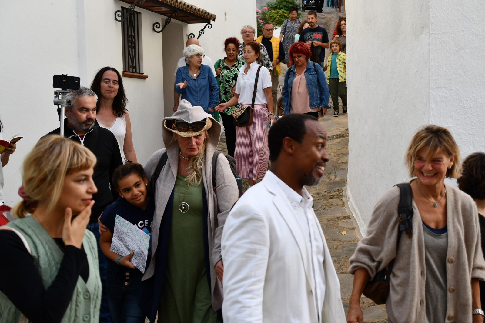 Participantes por la ruta guiada de las obras del Pueblo Museo