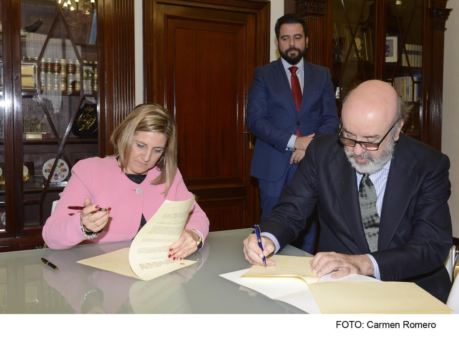 Irene García y Felipe Sanz firman el acuerdo ante la mirada de Fran González