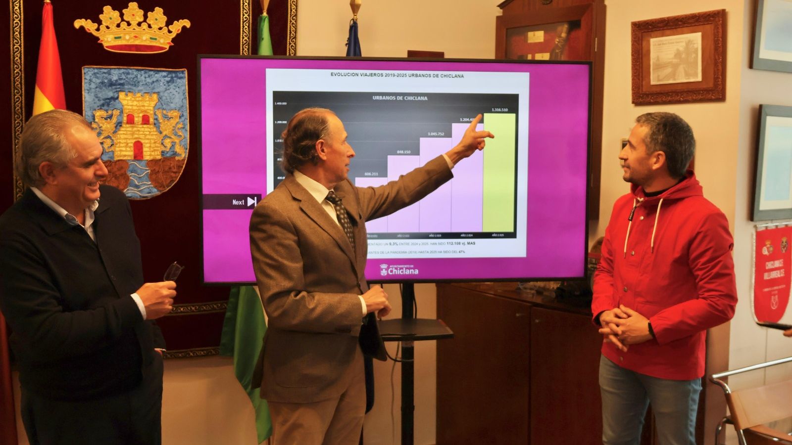 El alcalde de Chiclana, José María Román, presenta los resultados del autobús urbano en la localidad