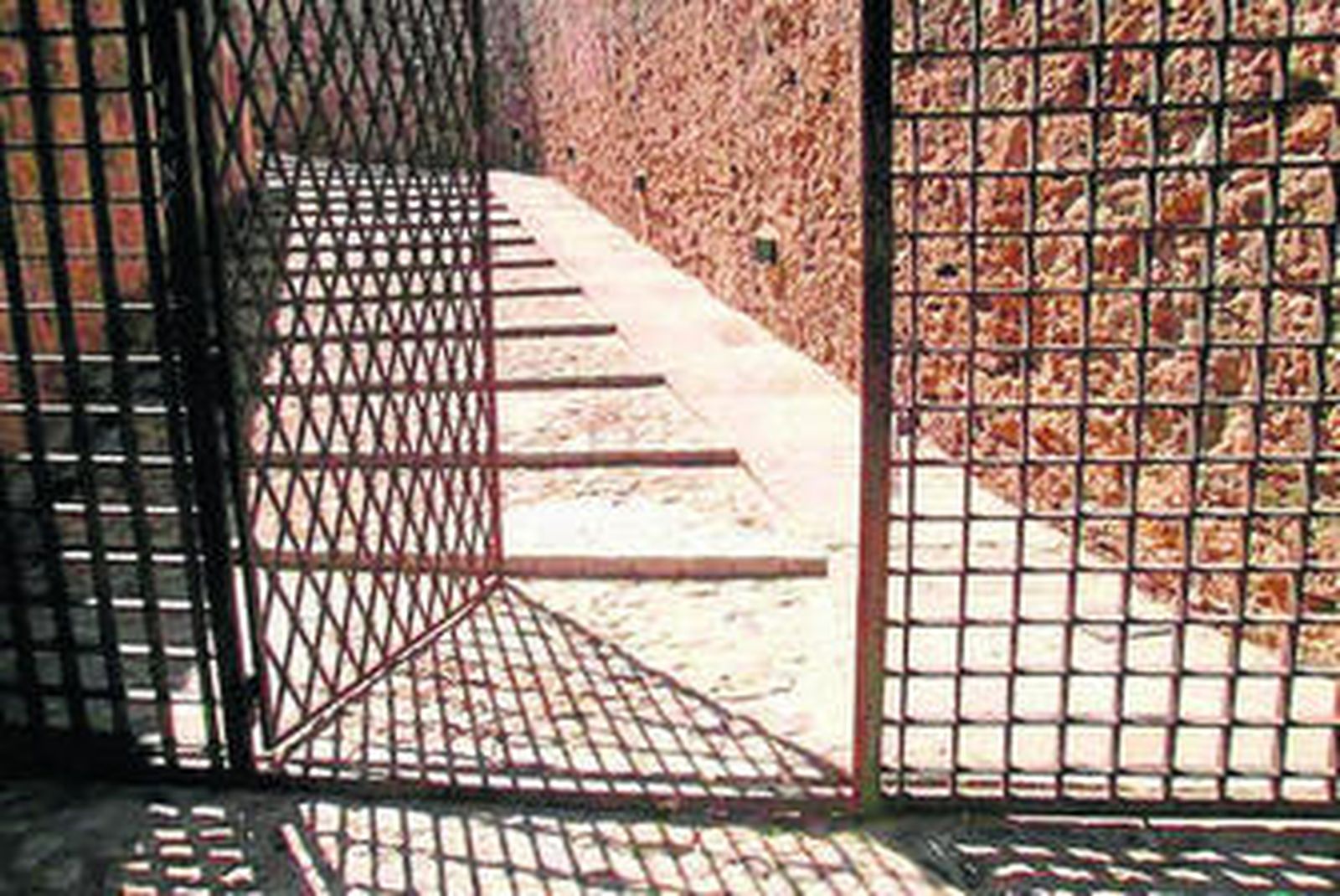 El perfil de hierro del suelo dificulta el acceso.