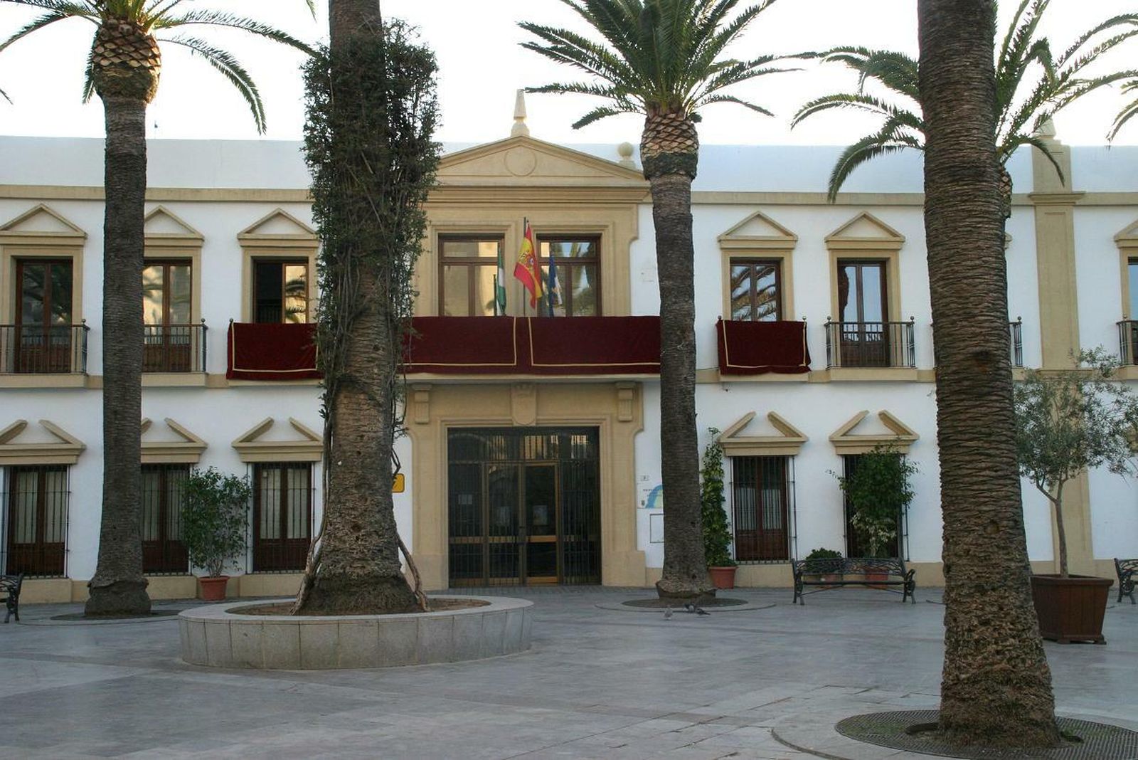 El edificio municipal donde se encuentra el Salón de Plenos del Ayuntamiento de Chipiona.