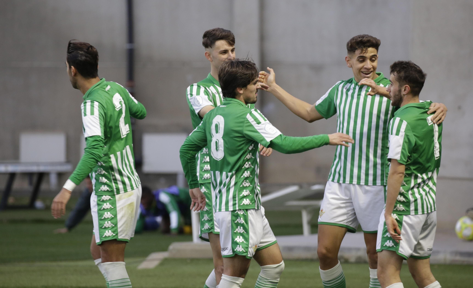 Los jugadores del Betis Deportivo celebran un gol.
