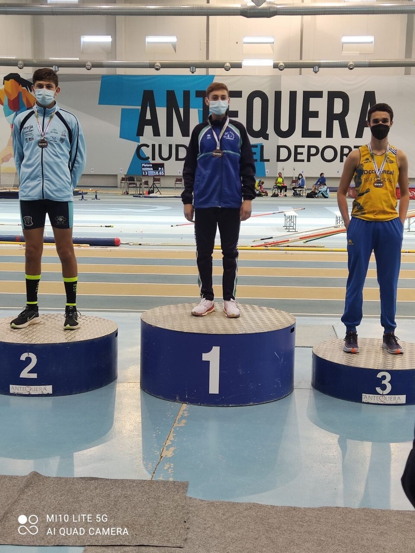 David Santana (derecha), en el tercer puesto del cajón en tierras malagueñas.