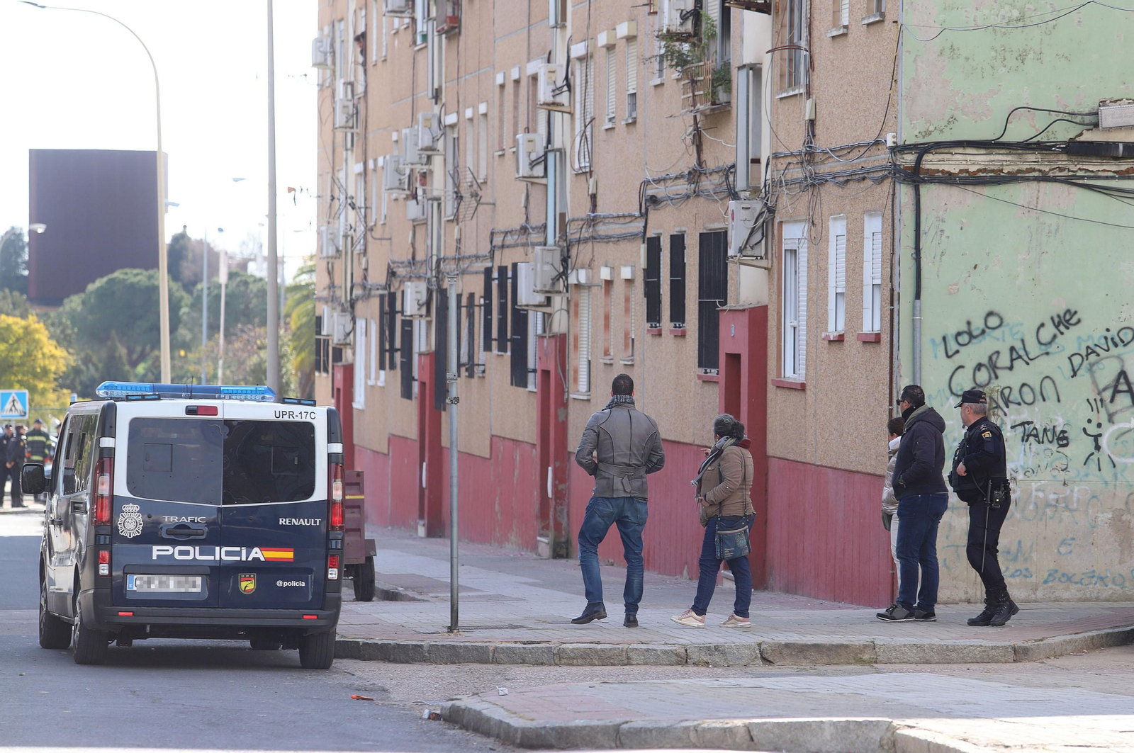 Imágenes del atrincherado que amenazaba con hacer estallar una bombona en el Torrejón, Huelva