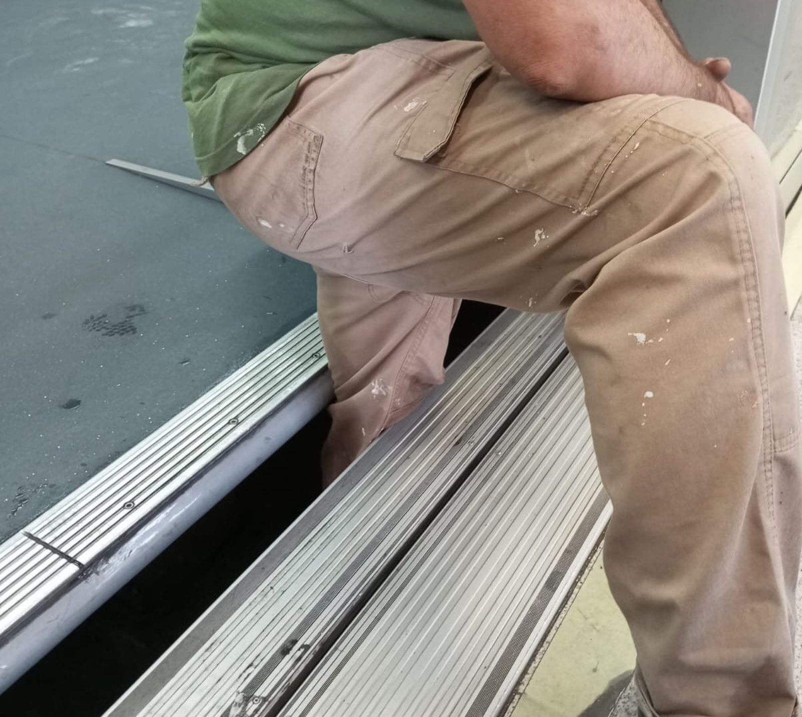 Los Bomberos rescatan a un hombre cuya pierna quedó atrapada en el Metro de Sevilla