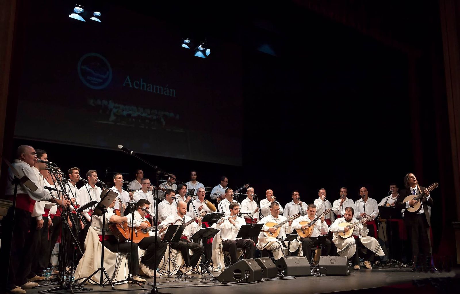 Achamán Jóvenes Sabandeños durante un concierto.
