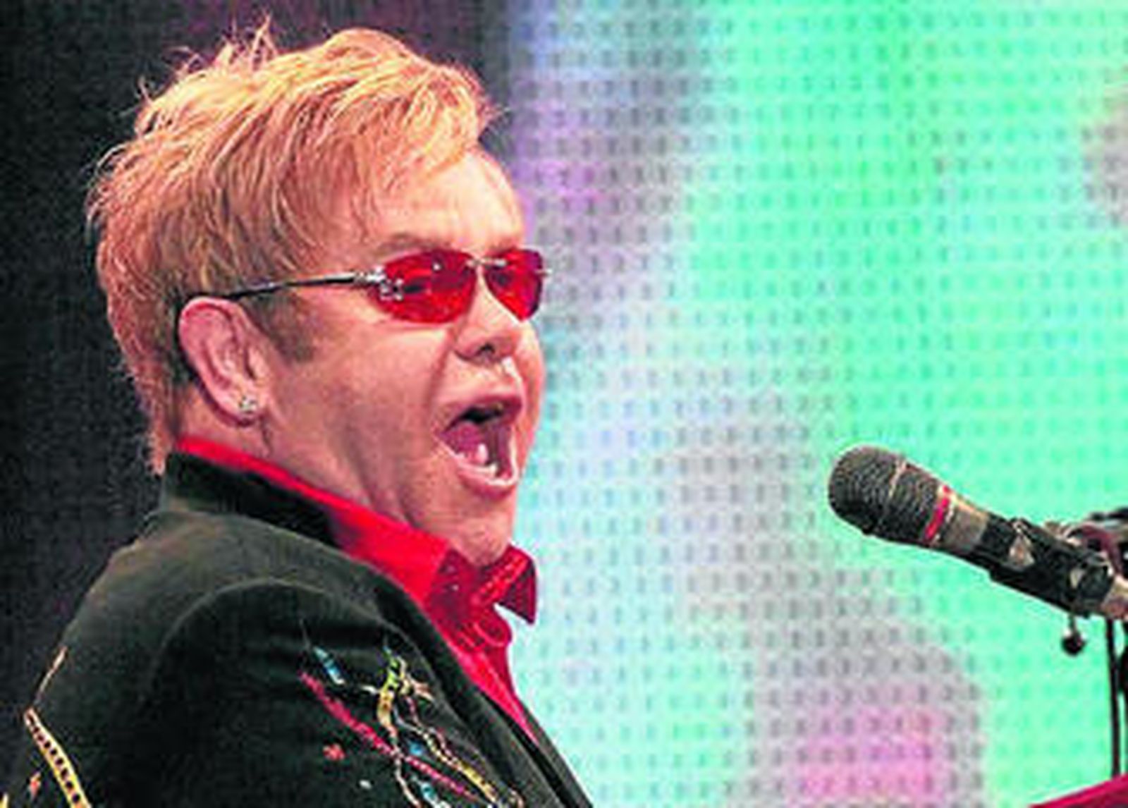 Elton John vende su ropa de Versace con fines benéficos