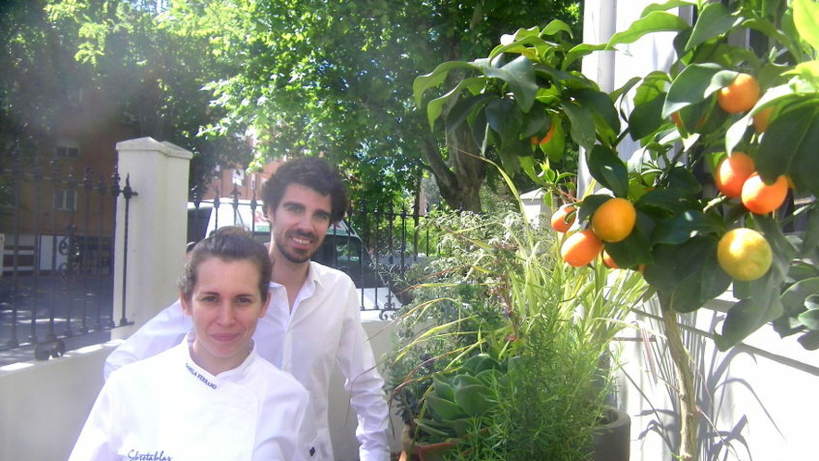 Camila Ferraro y Robert Tetas en su establecimiento.