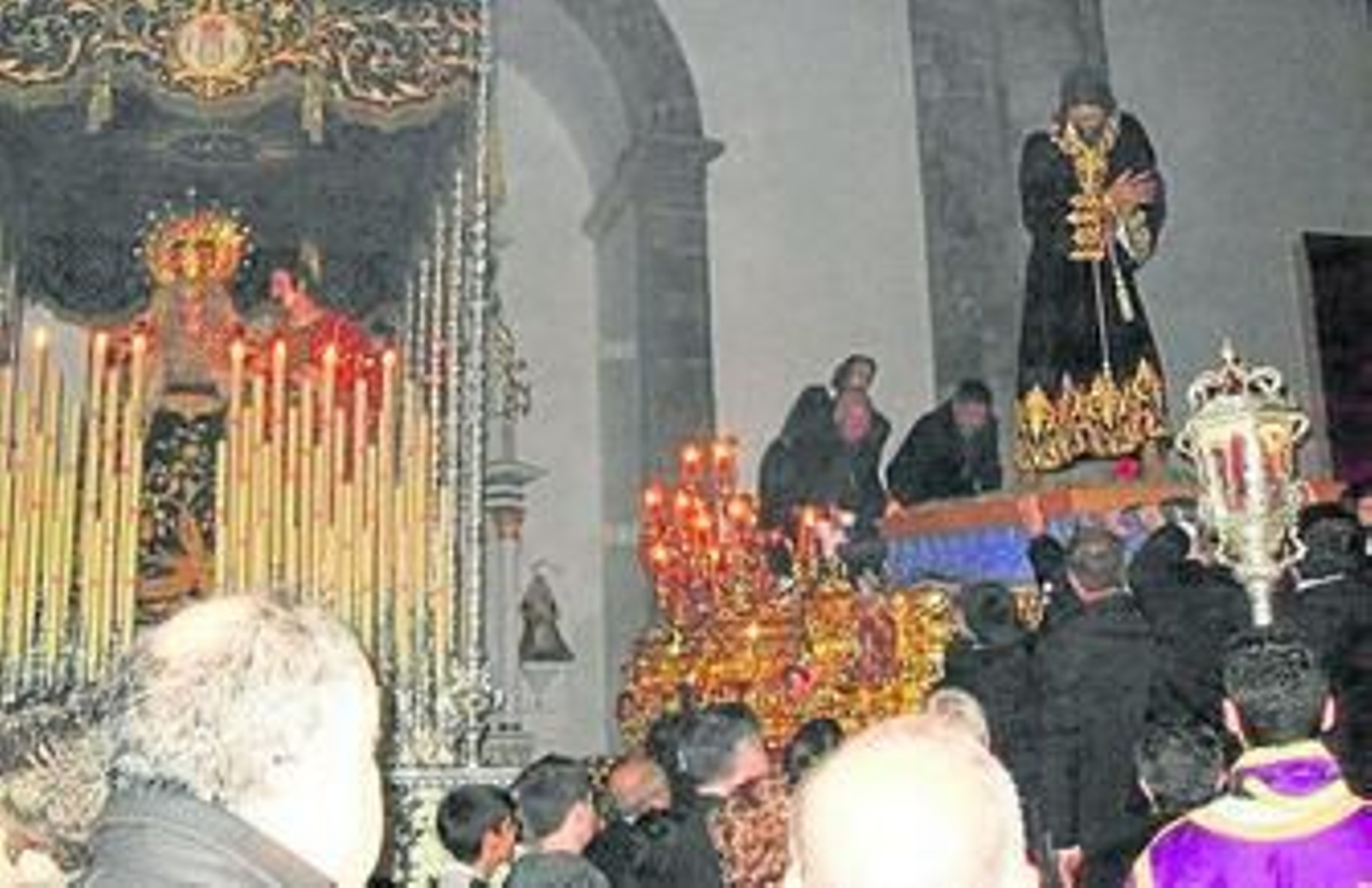 Traslado de Nuestro Padre Jesús Nazareno a su paso.