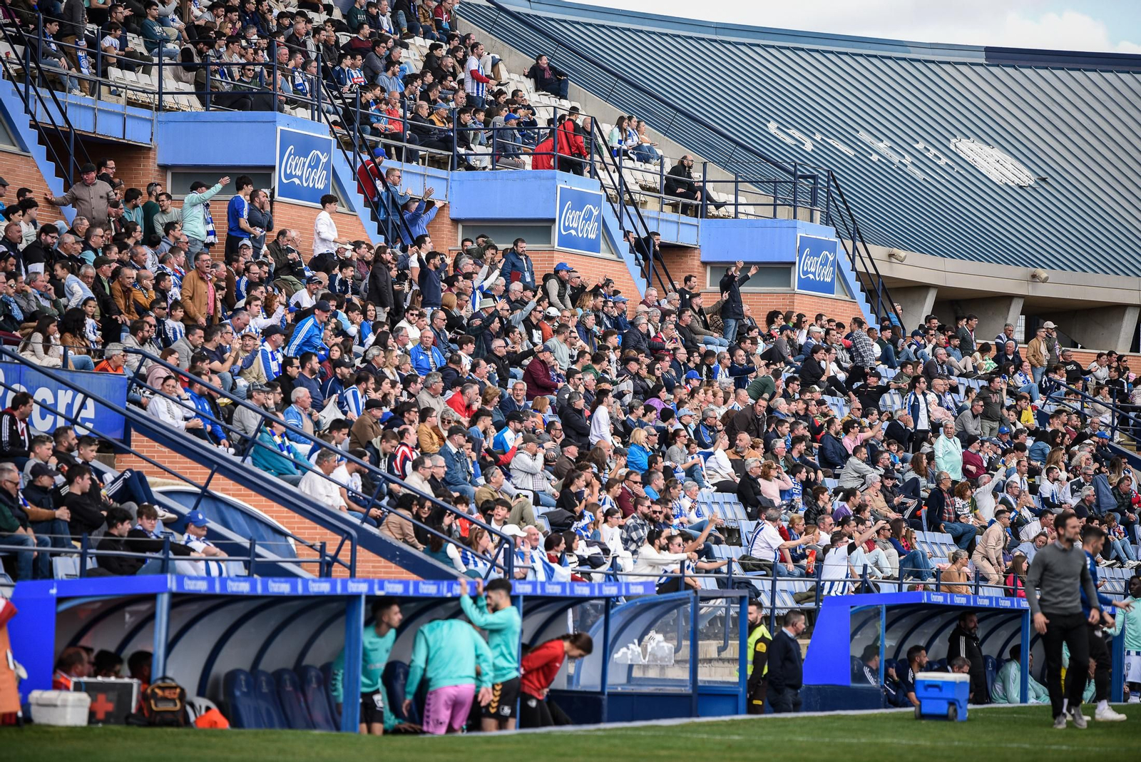 Imágenes de la afición en el Colombino en el Recreativo - Antequera