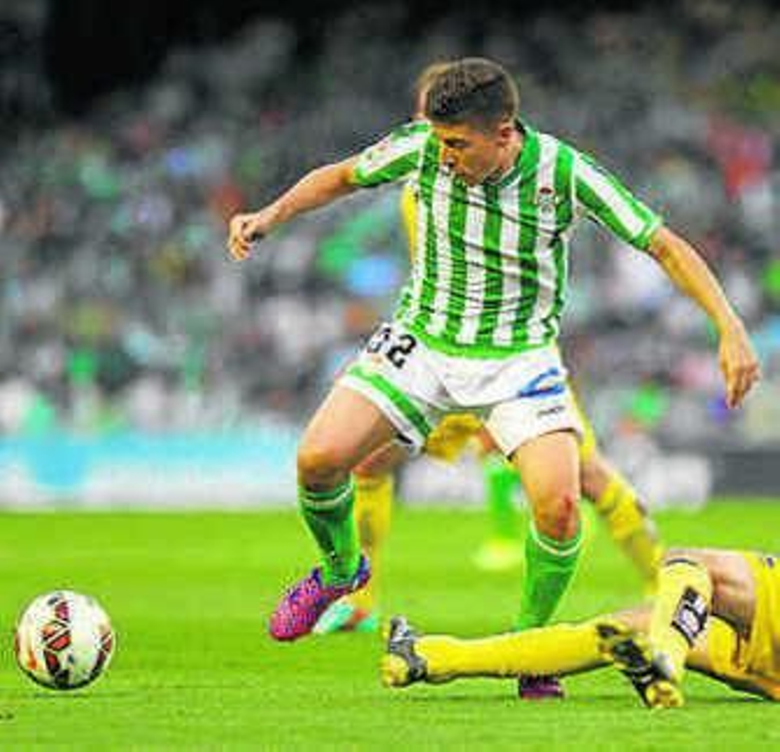 Bellvía protege el balón del acoso de N'Diaye, con Usero a la expectativa del desenlace.