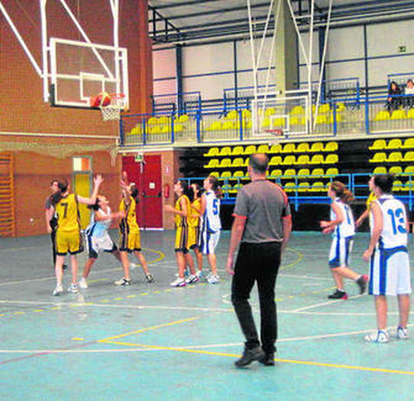 El equipo de baloncesto femenino en el partido contra el equipo sevillano.