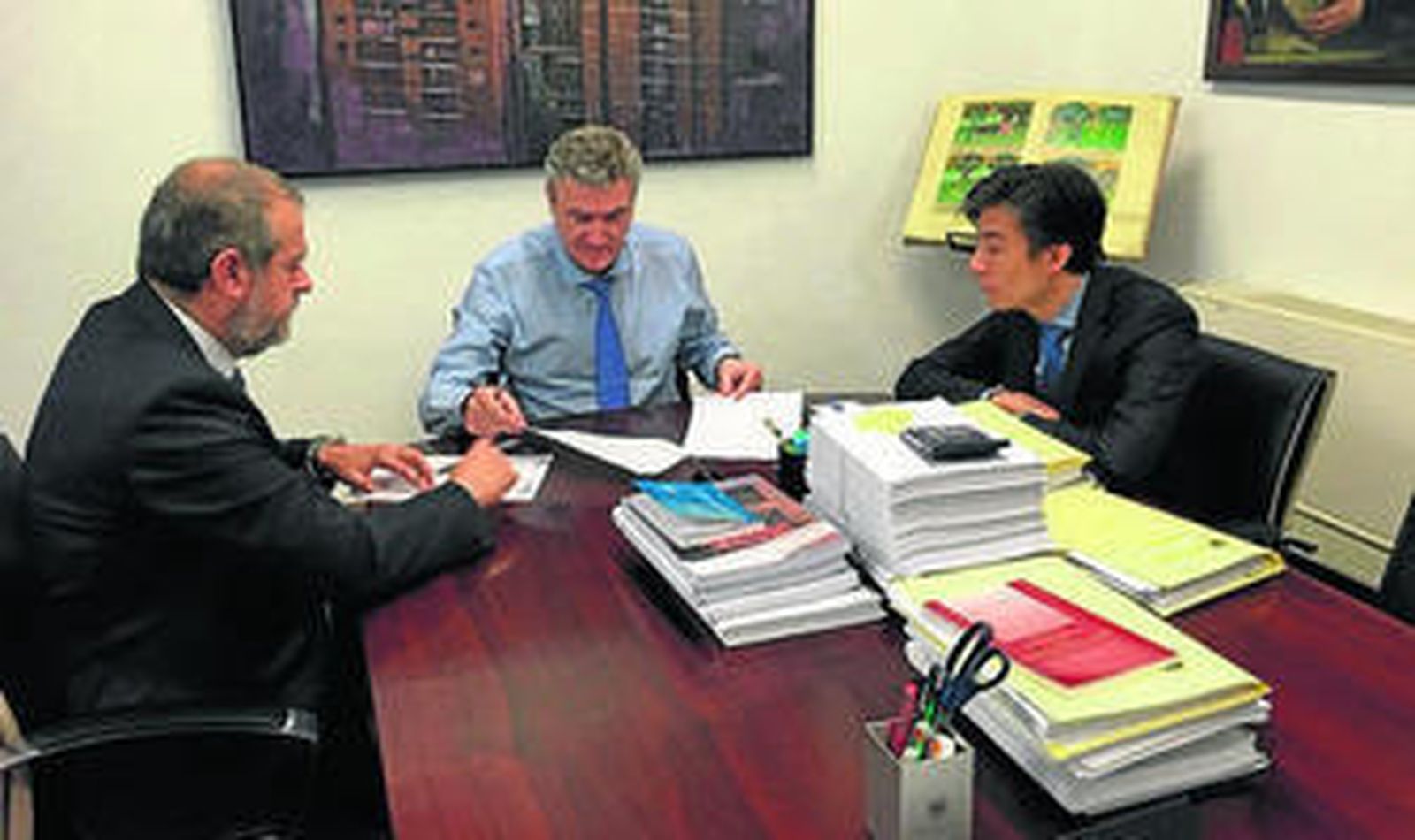 Momento de la firma del convenio entre la UGR y Momo Pocket.