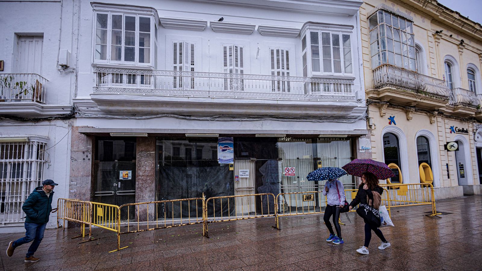 El deterioro de la plaza de la Iglesia en San Fernando, en imágenes