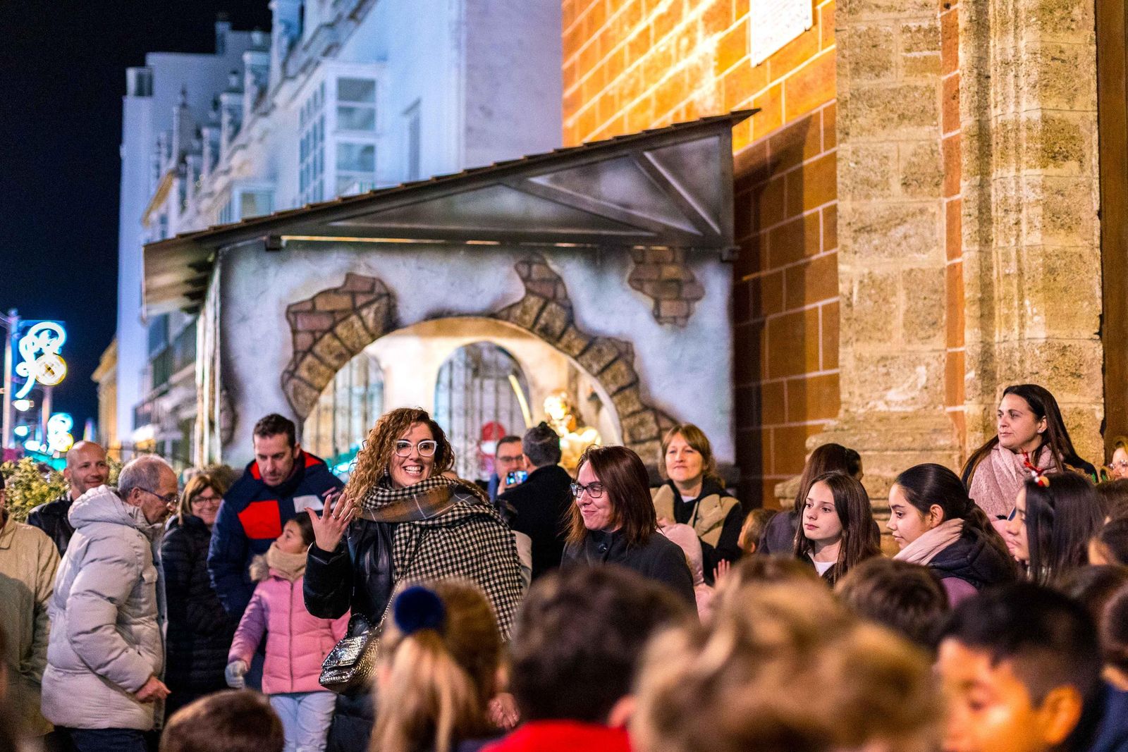 Bendecido el belén 'clásico' de San Fernando en el cancel de la Iglesia Mayor