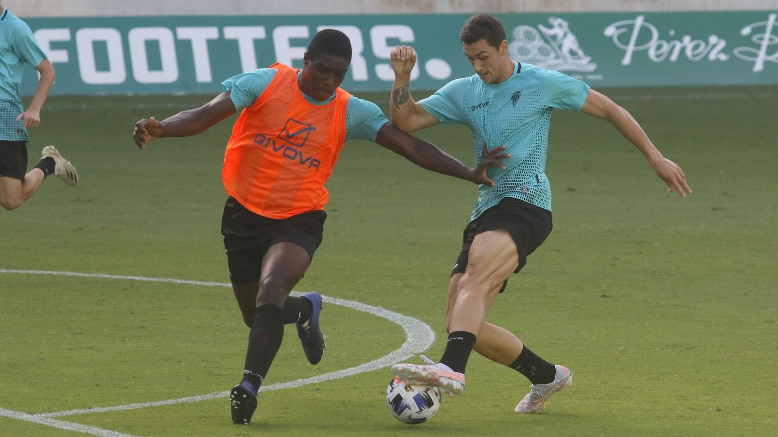 Adrián Fuentes es presionado por Mosquera.