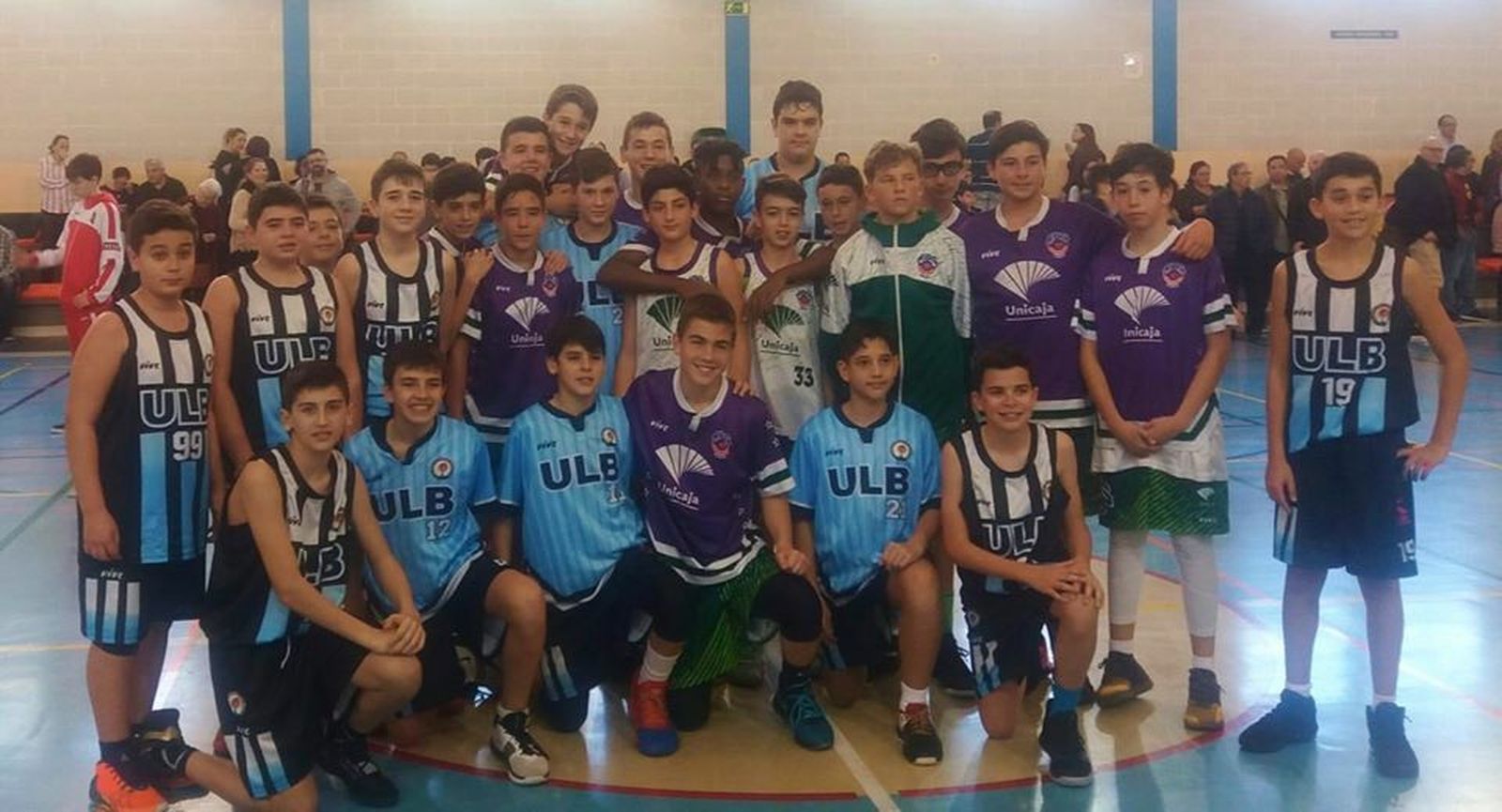 Jugadores de ULB y Unicaja posan juntos al final de su encuentro