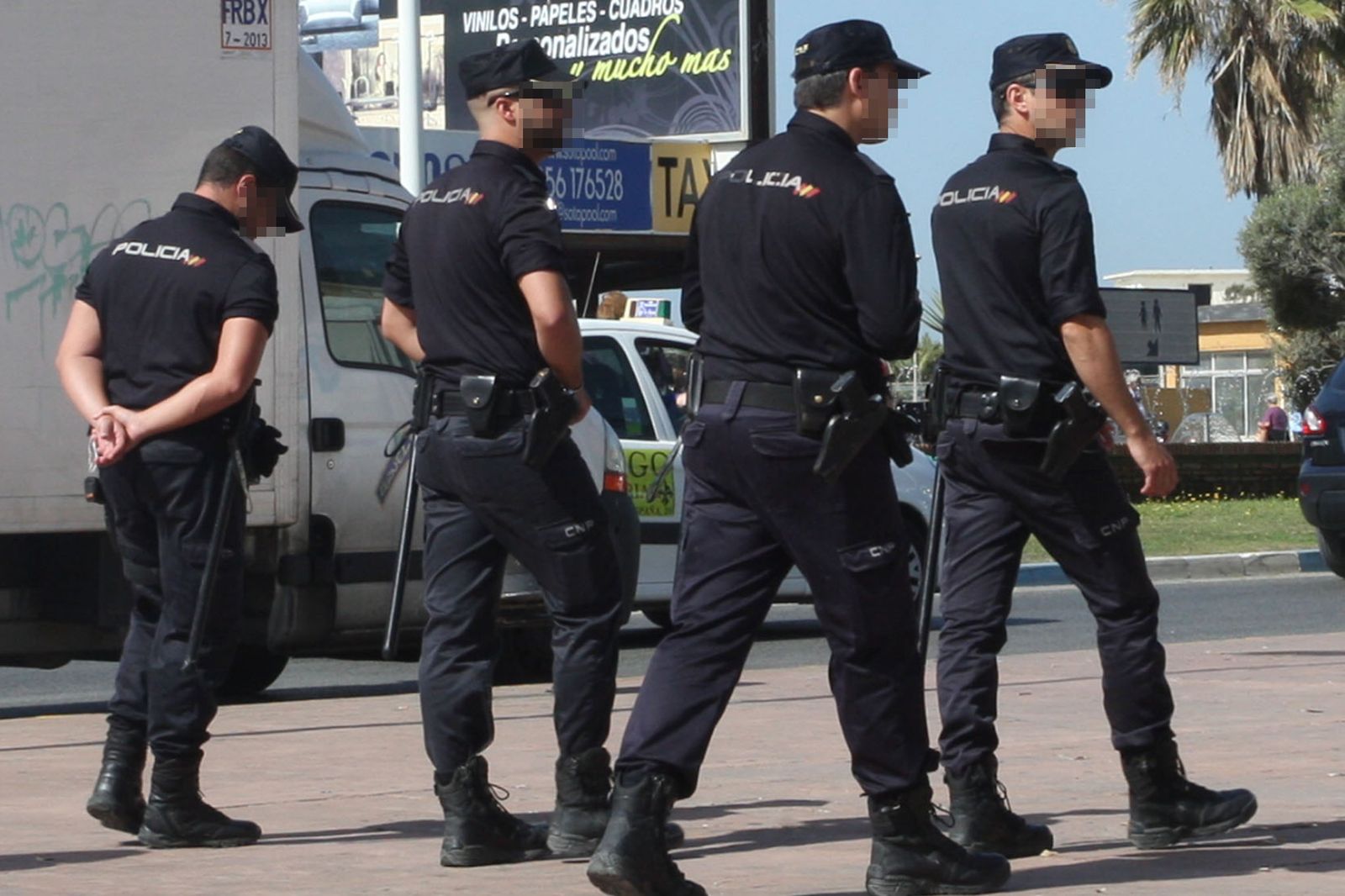 Cuatro agentes del Cuerpo Nacional de Policía patrullan por la ciudad de La Línea.