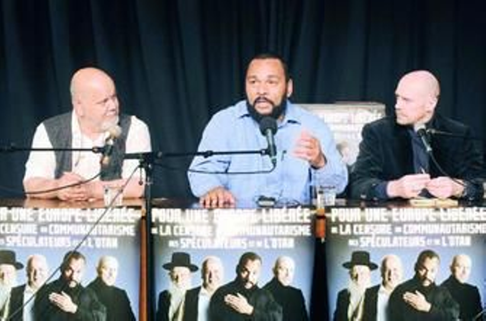 Miembos de la lista Antisionista francesa, durante un mitin el jueves en París.