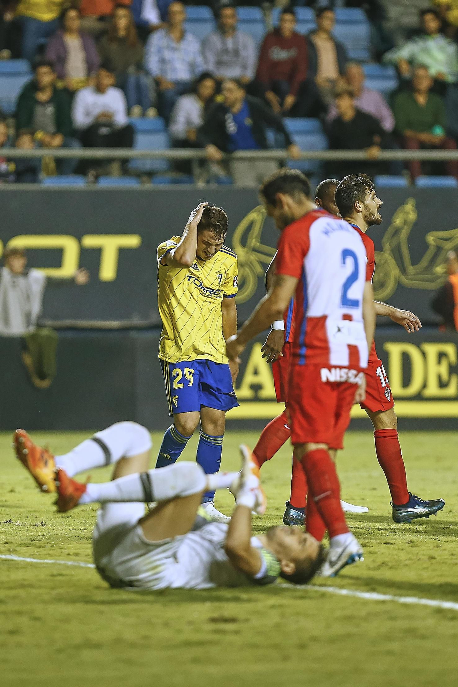 Manu Vallejo se duele tras chocar con un rival.