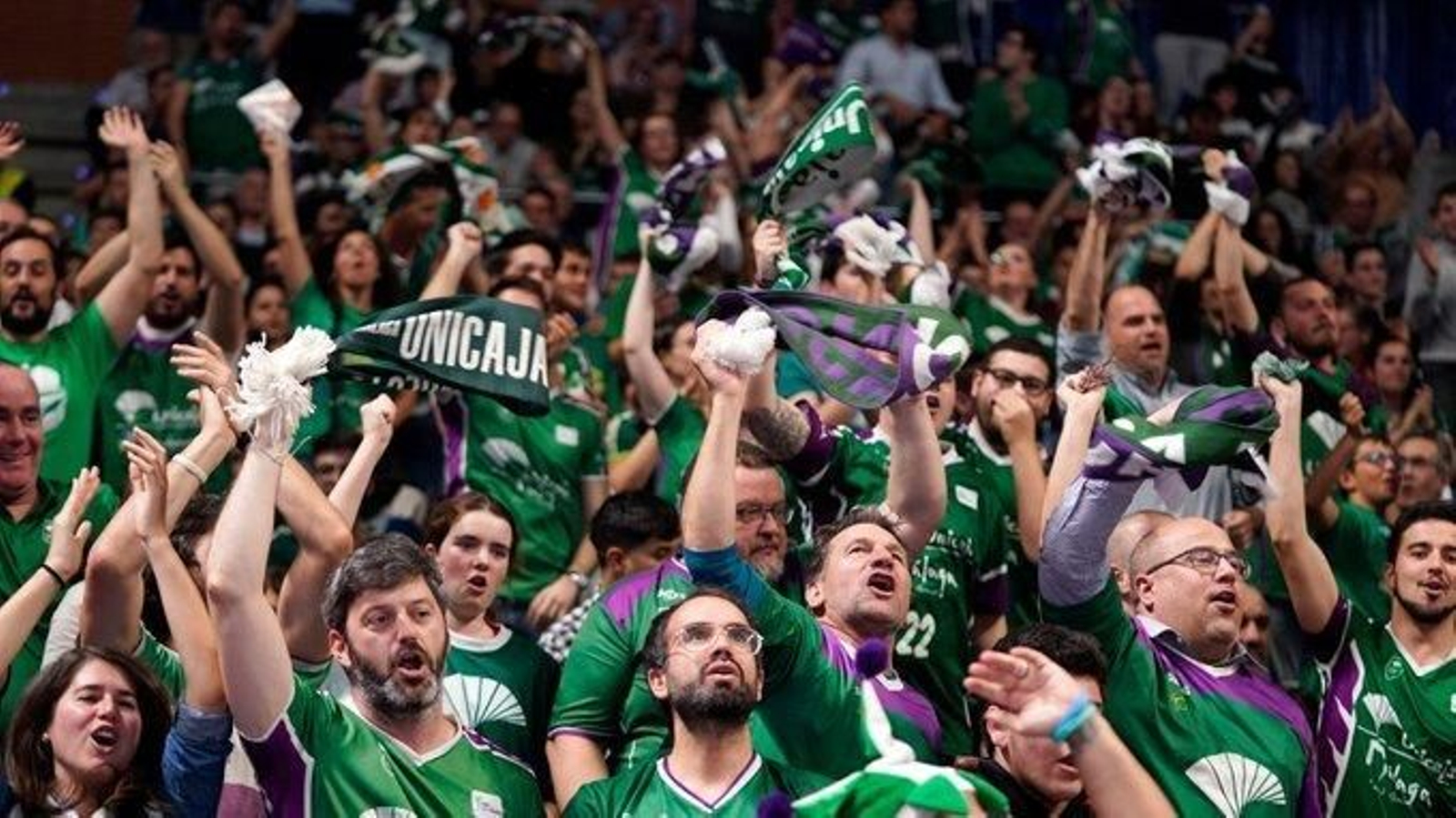 La afición del Unicaja anima.