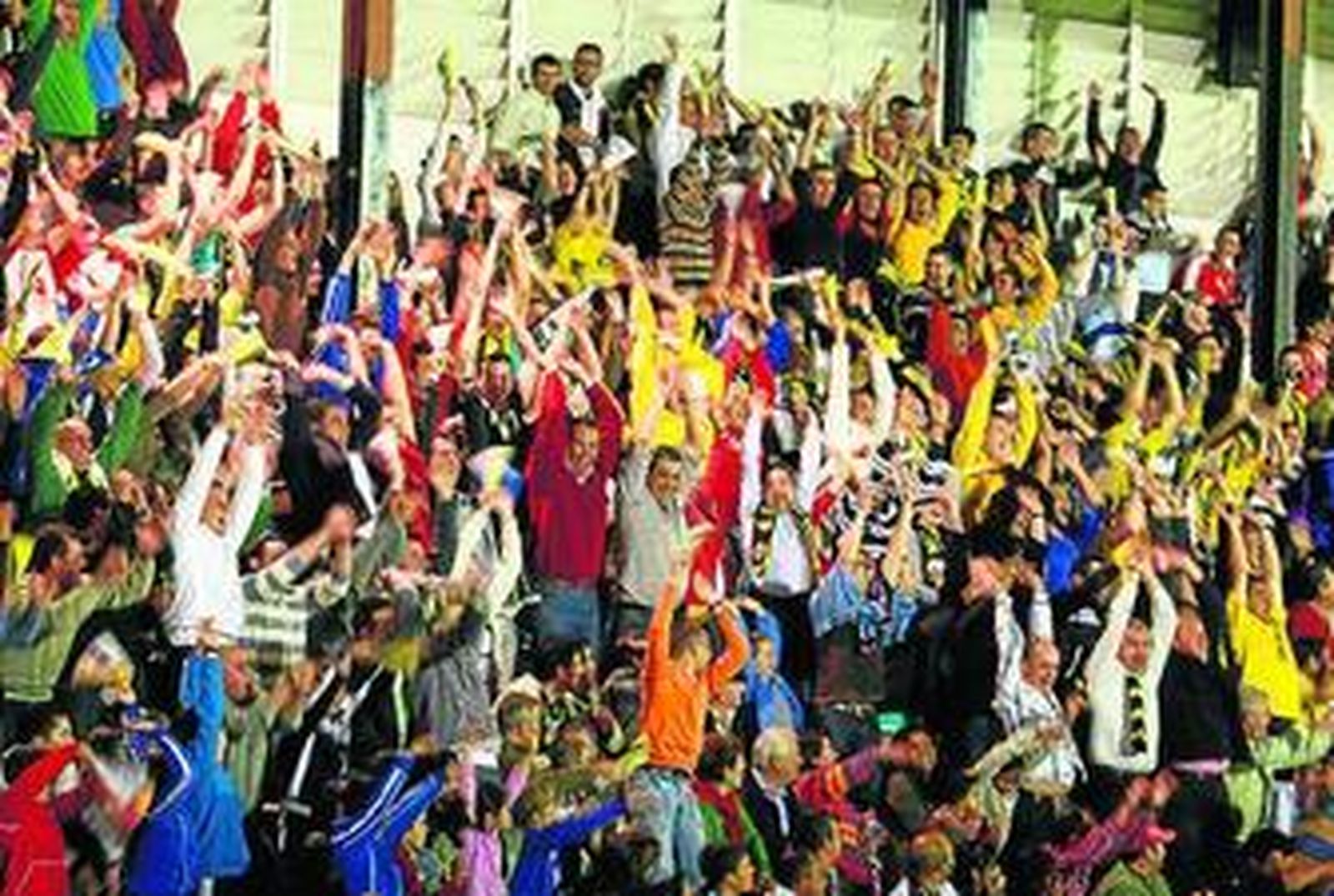 1. La afición sanroquista llenó por completo el Estadio Municipal de Lepe y apoyó al equipo durante el partido de vuelta de la final ante el Lorca Deportiva 2. Posteriormente los seguidores aurinegros se trasladaron al exterior del recinto deportivo, siendo la calle Sevilla el epicentro de la fiesta. Algunos prolongaron los festejos hasta altas horas de la madrugada.  3. Los jugadores dan la vuelta de honor con el trofeo. 4. La afición lepera invadió el campo al acabar el encuentro para celebrar el título. 5. La Copa Federación engrosa desde el miércoles las vitrinas del San Roque.