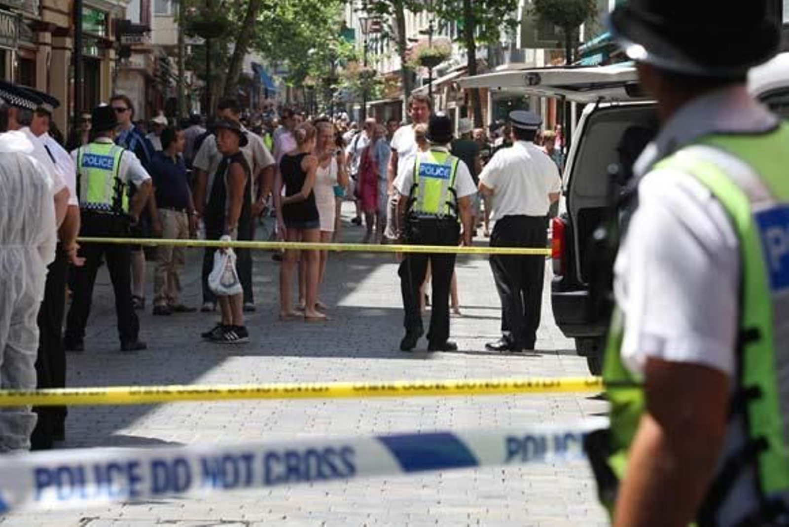 La policía inspecciona la zona y  la acordona 

Foto: Paco Guerrero