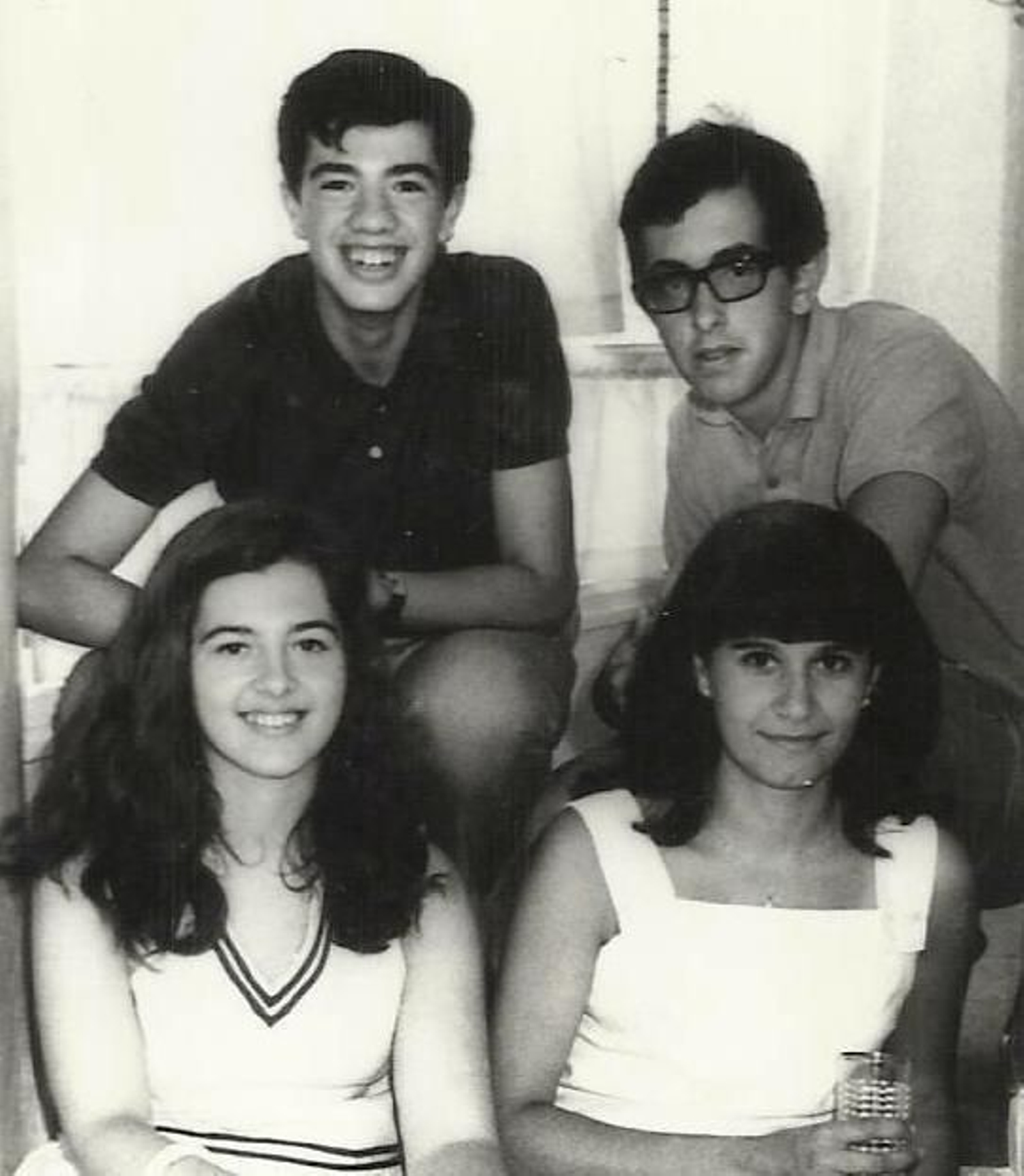 Rafael Pérez de Vargas, a comienzos de los años 70, junto a su hermana Paquita, debajo; a la derecha el autor de este artículo y Flora Soto, amiga de la familia.