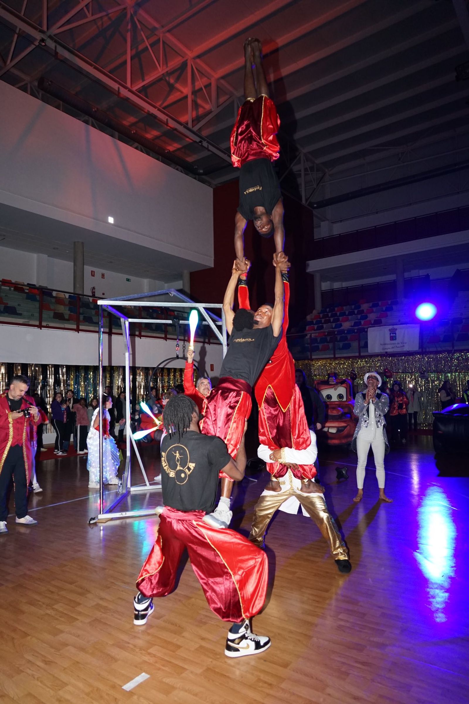 La lluvia no pudo con una ilusión desbordante en Vícar: la cabalgata estática, en imágenes