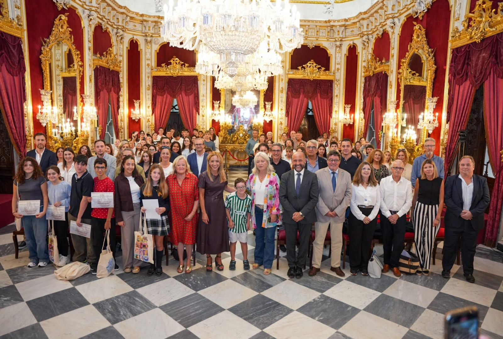 Autoridades y premiados en el  I Concuerso ‘Del Atlántico al Pacífico: los galeones españoles’ de la Asociación Hespérides