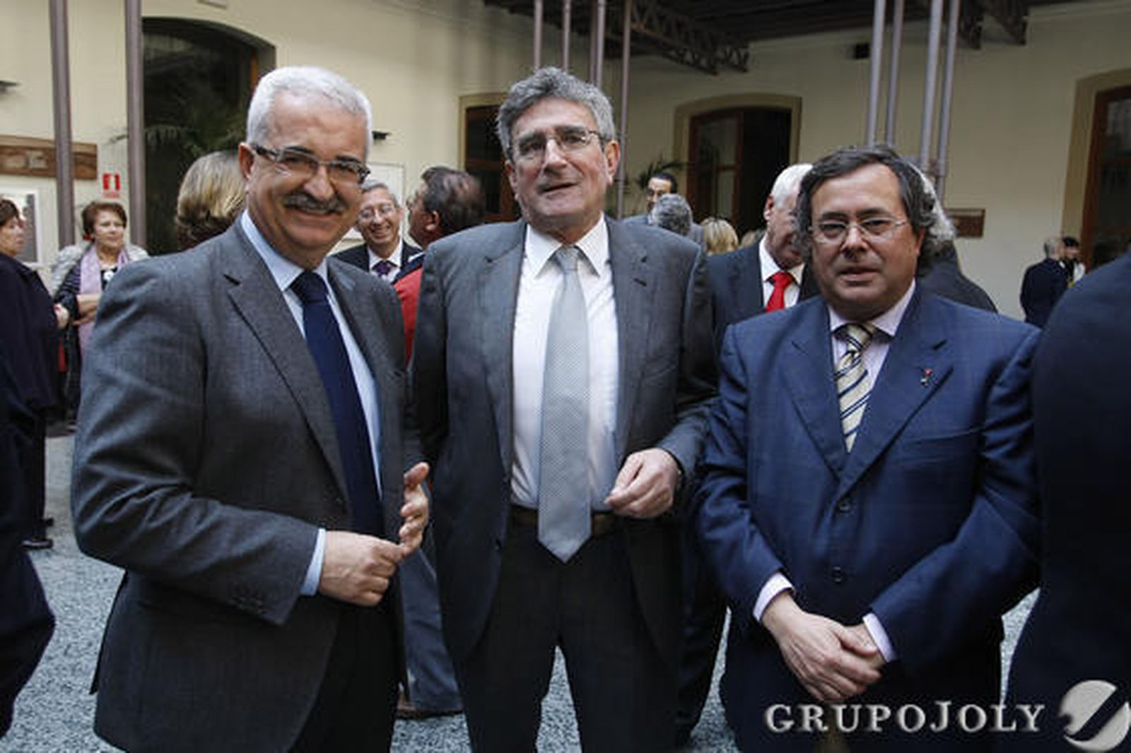 Manuel Jiménez Barrios en compañía del cabeza de lista del PSOE a las autonómicas por Cádiz, Luis Pizarro, y Francisco Díaz Murillo, delegado provincial de Turismo de Sevilla. 

Foto: Julio Gonzalez-Joaquin Pino-Jose Braza