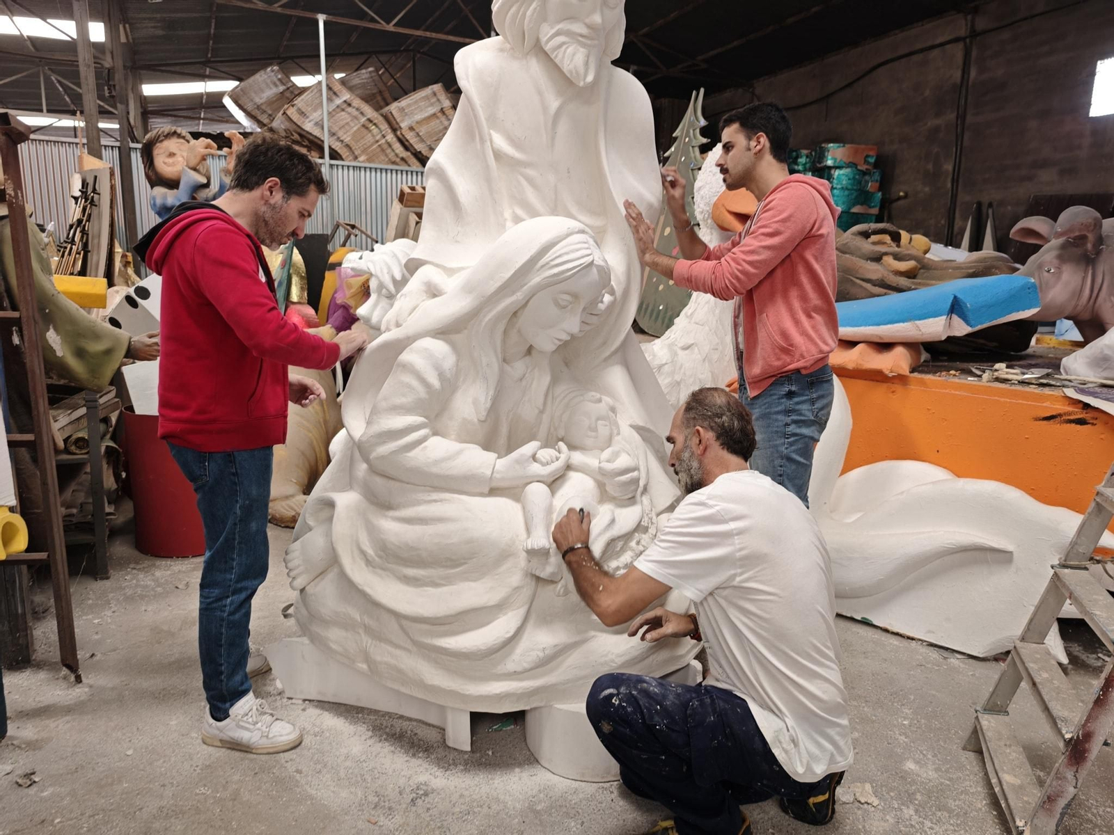 Las espectaculares figuras en su proceso de esculpido