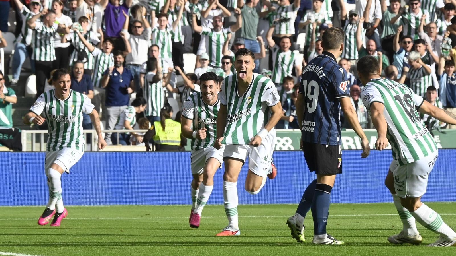 Dani Requena celebra con rabia su gol en el Córdoba CF - Ceuta.