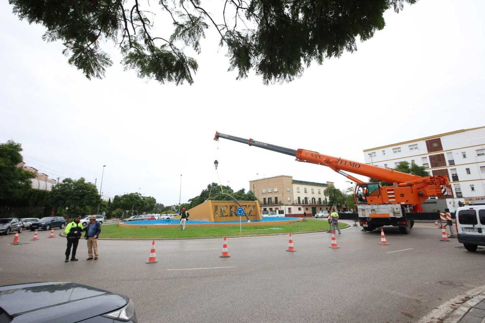 Retiran la venencia gigante de Jerez, dañada por la borrasca 'Bernard'