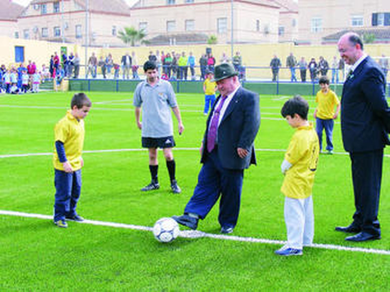 Antonio de los Santos, Roque, realiza el saque de honor de inauguración del estadio.