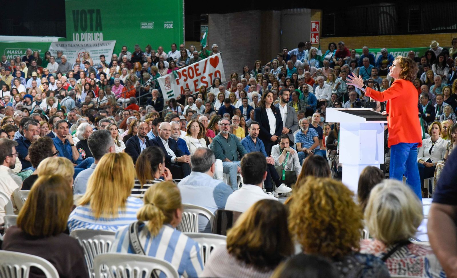 Pedro Sánchez y María Jesús Montero, en el último mitin de la campaña ...