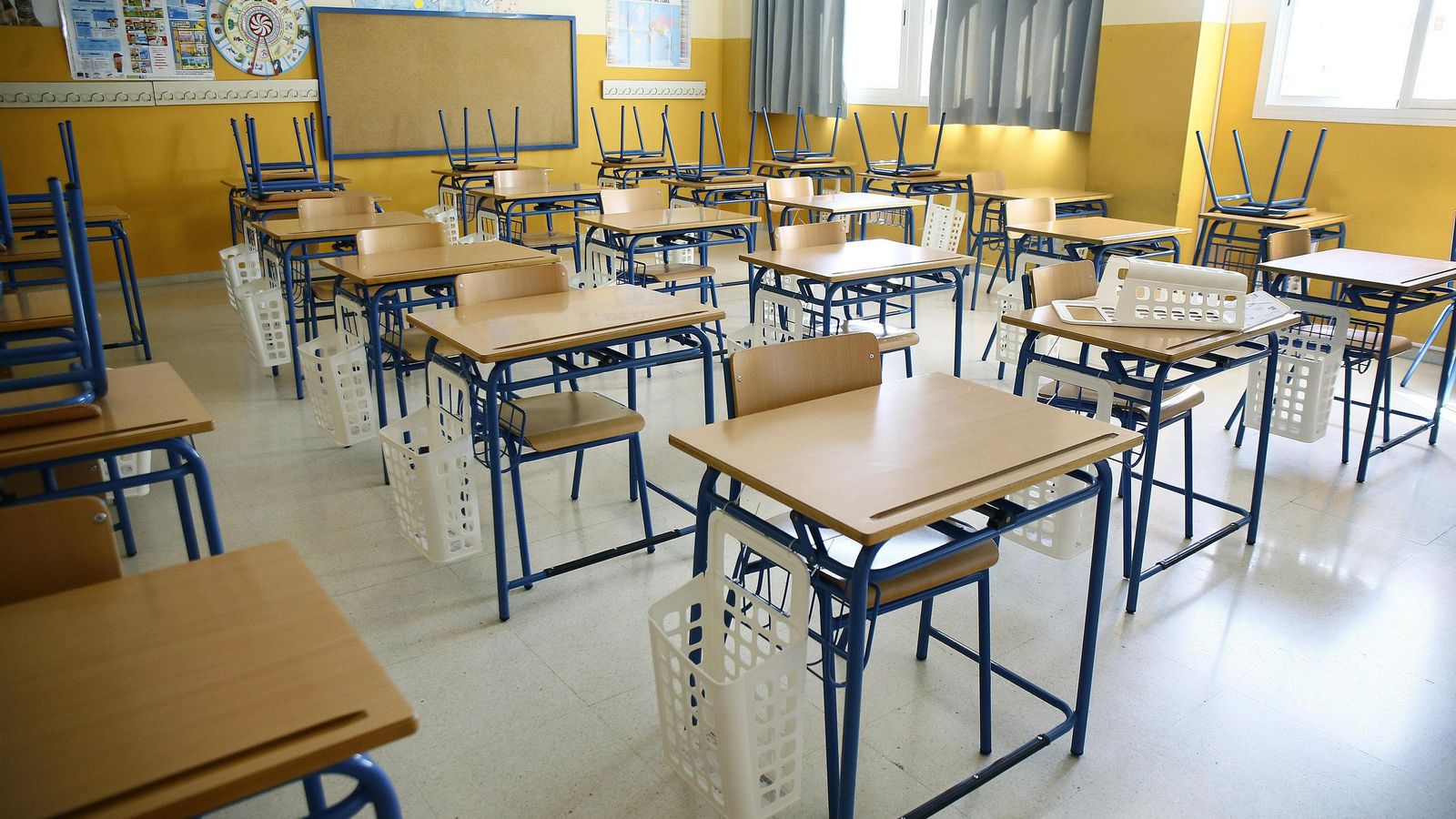 Mesas separadas en un colegio público de la capital.