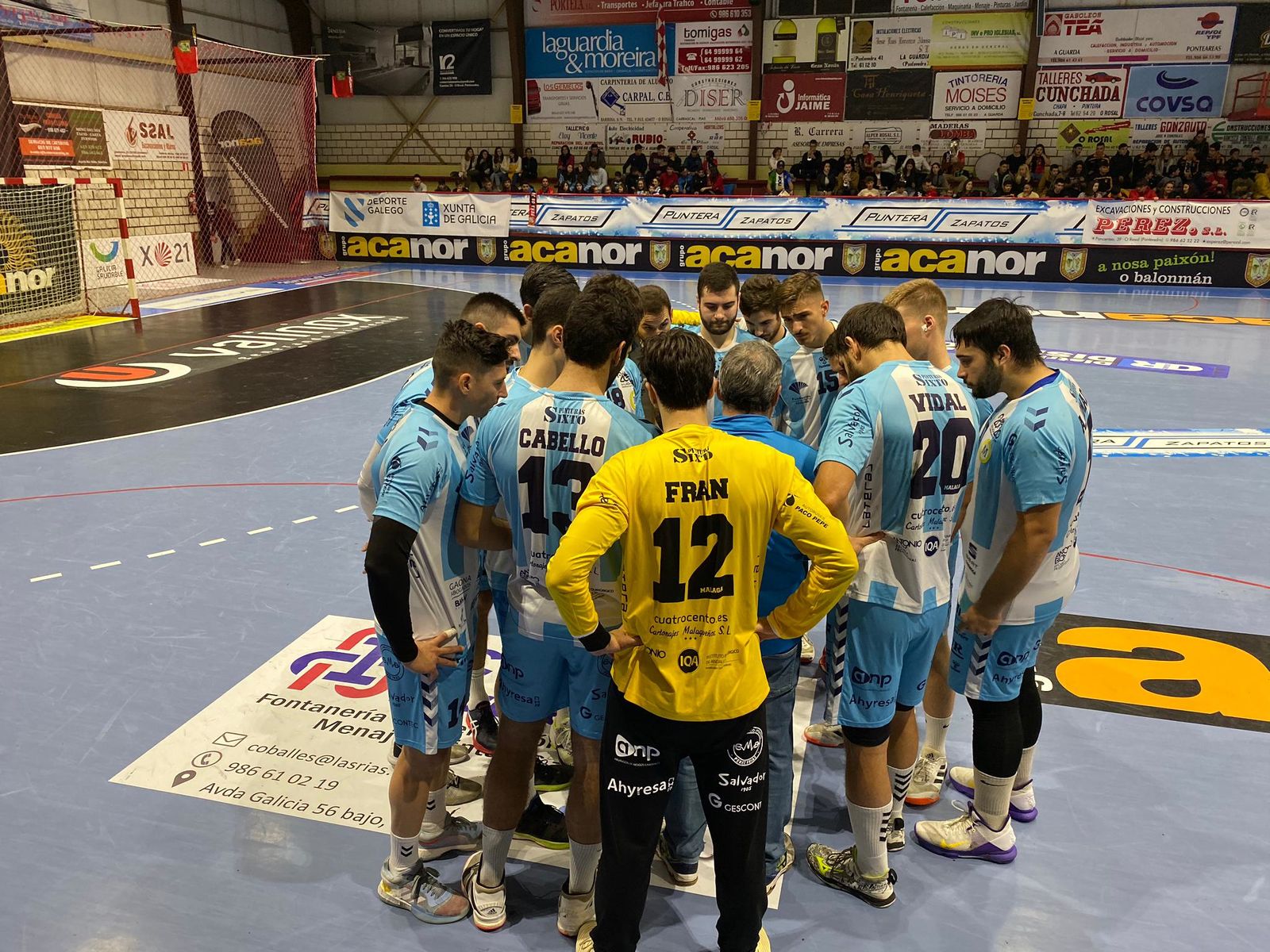 El Balonmano Málaga recibe instrucciones durante el partido frente al Novás.