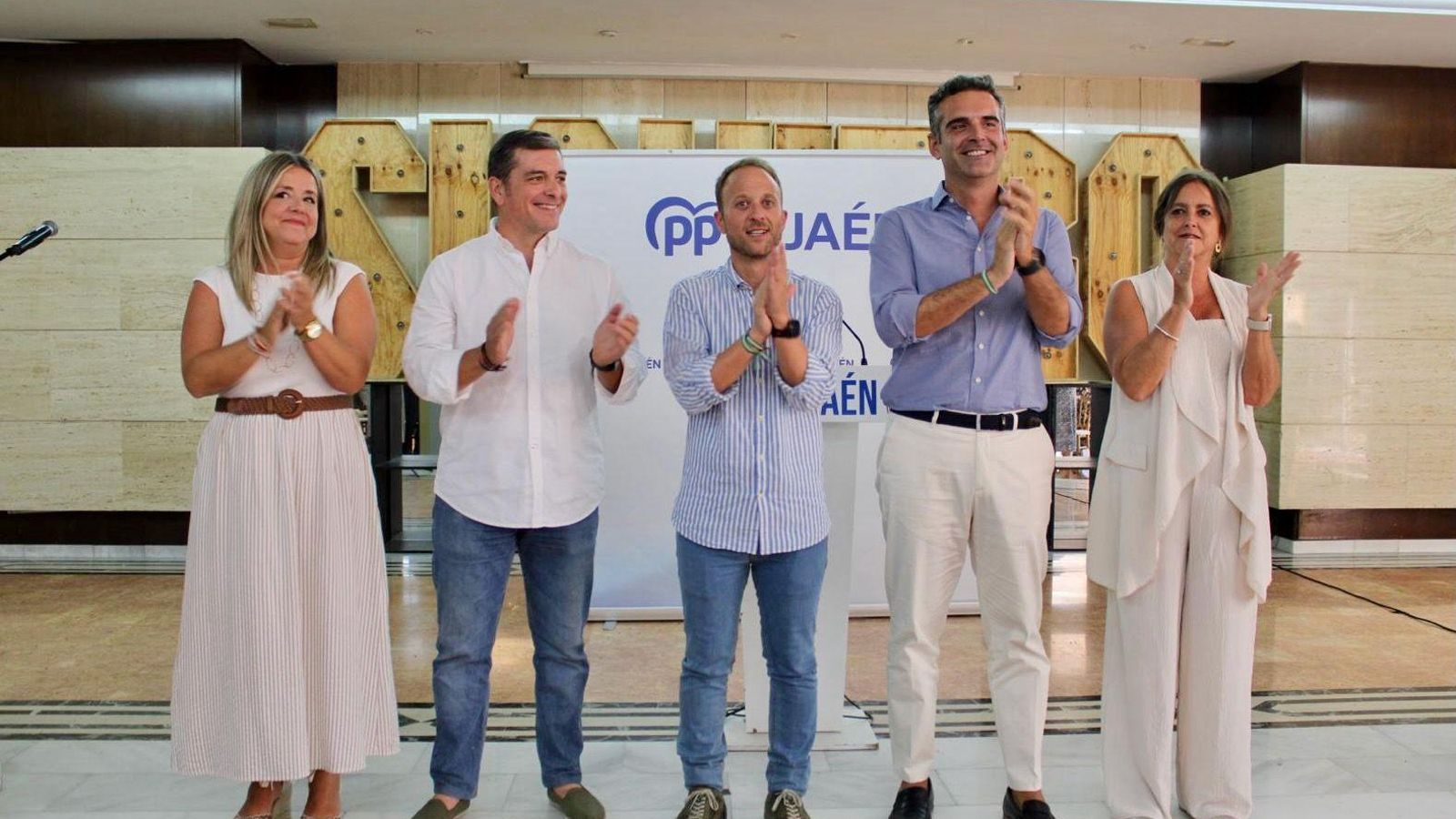 Fernández Pacheco, junto a responsables del PP, en un acto en Úbeda.