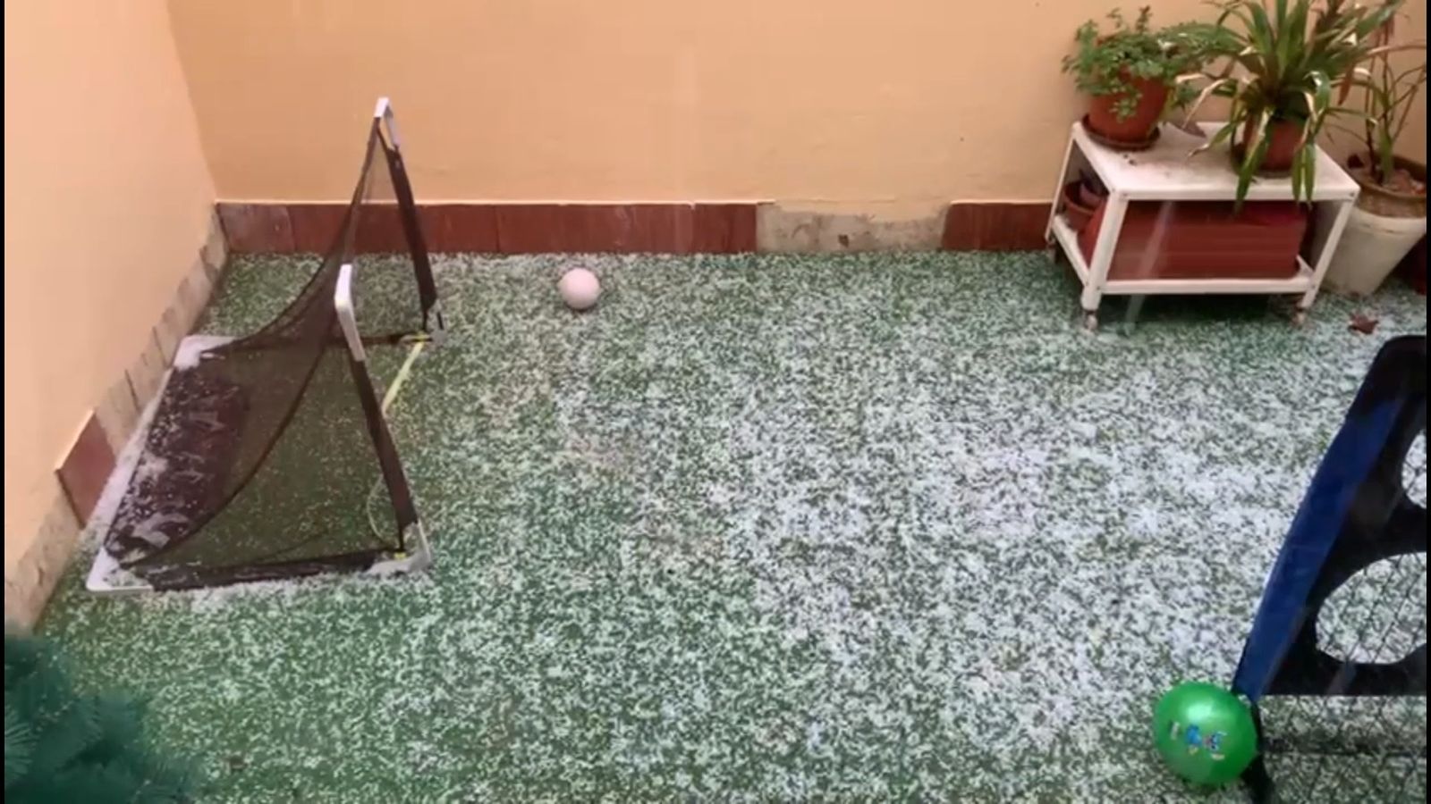 Una granizada sorprende a los vecinos de Bellavista en plena tarde