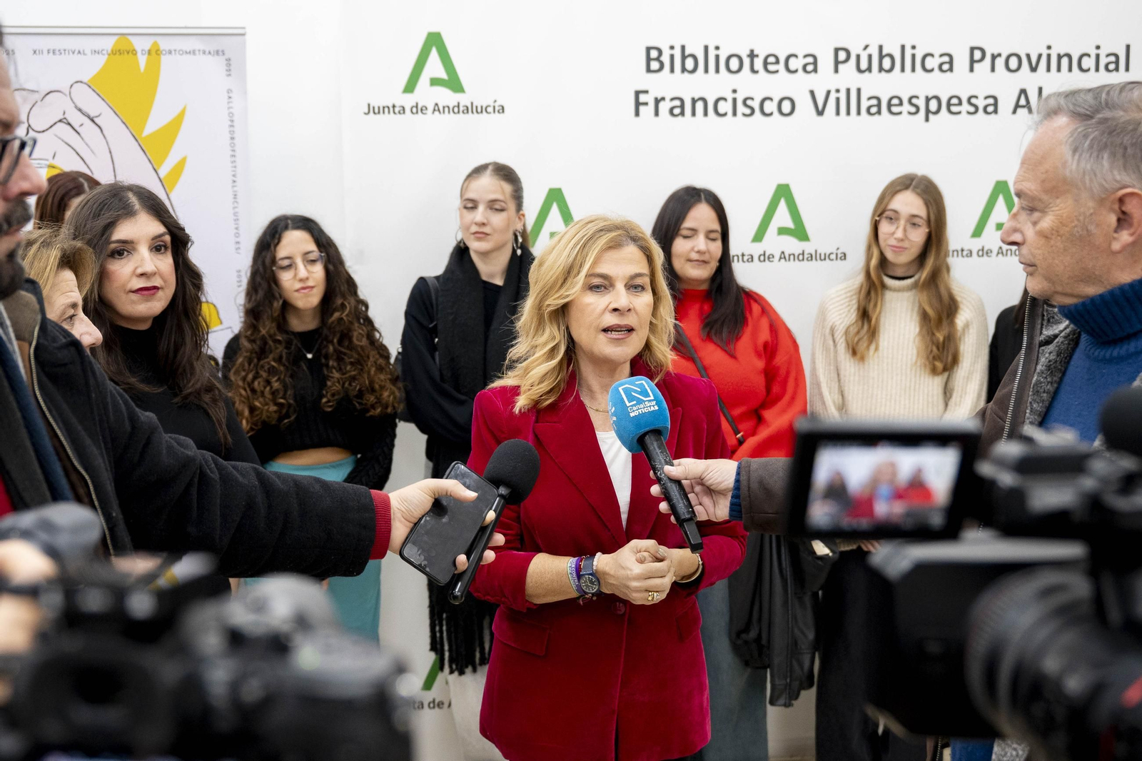 Las imágenes de la exposición "Carteles para un Gallo Pedro"