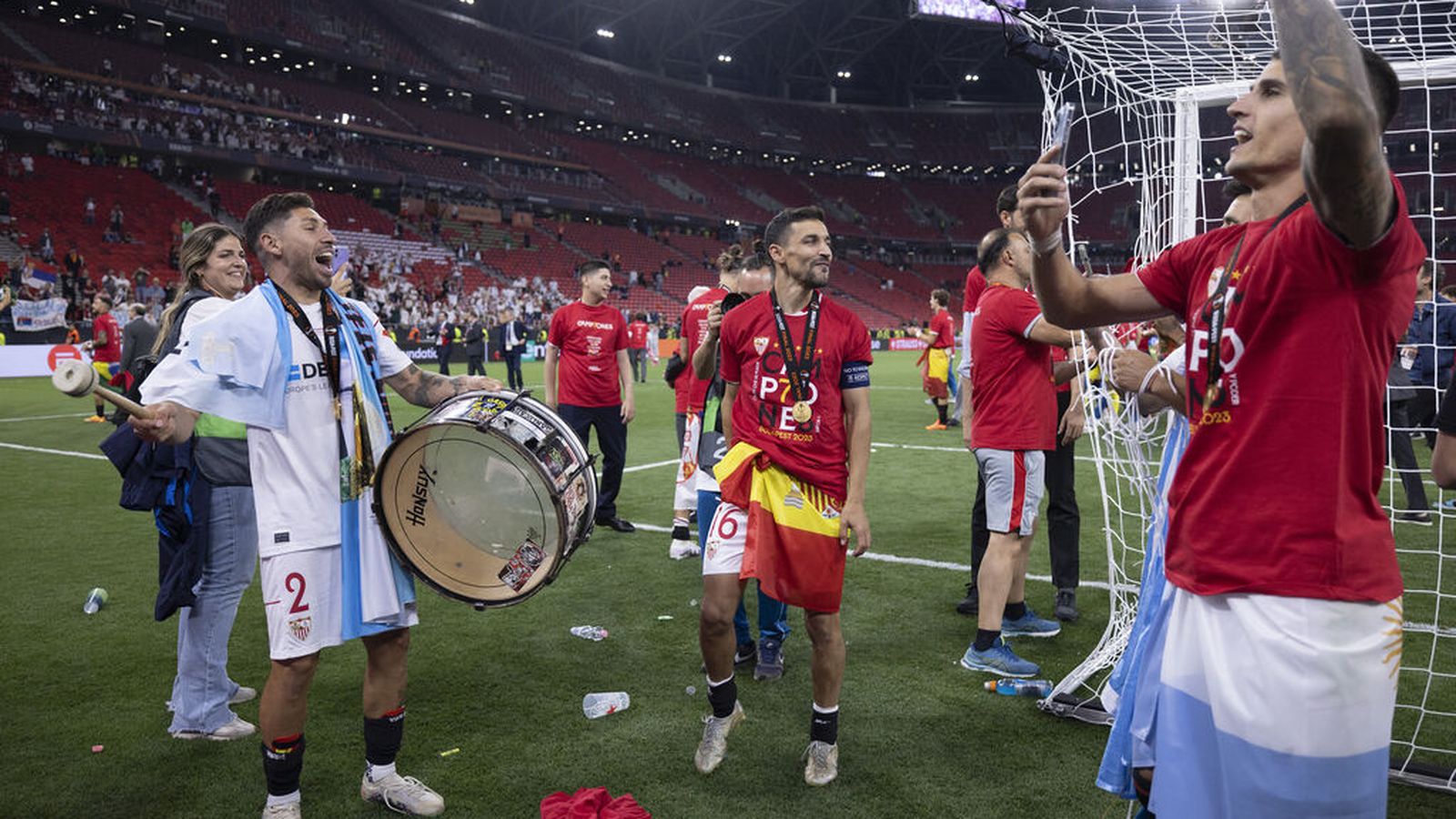 Montiel toca un bombo en la celebración sevillista.