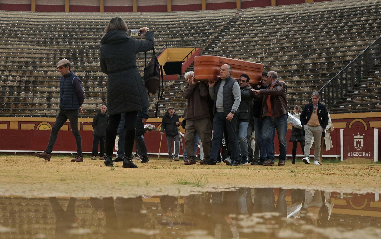 El último adiós al 'Niño de las Coles' en la plaza de toros de Las Palomas, en imágenes