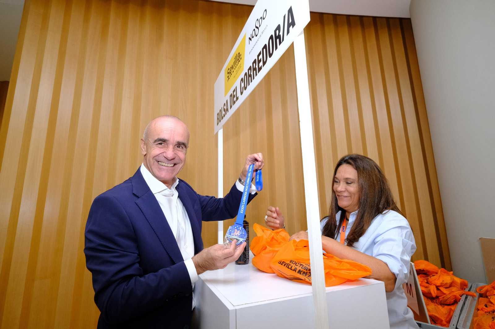 El alcalde de Sevilla, Antonio Muñoz, inaugura la Bolsa del Corredor de la Nocturna.