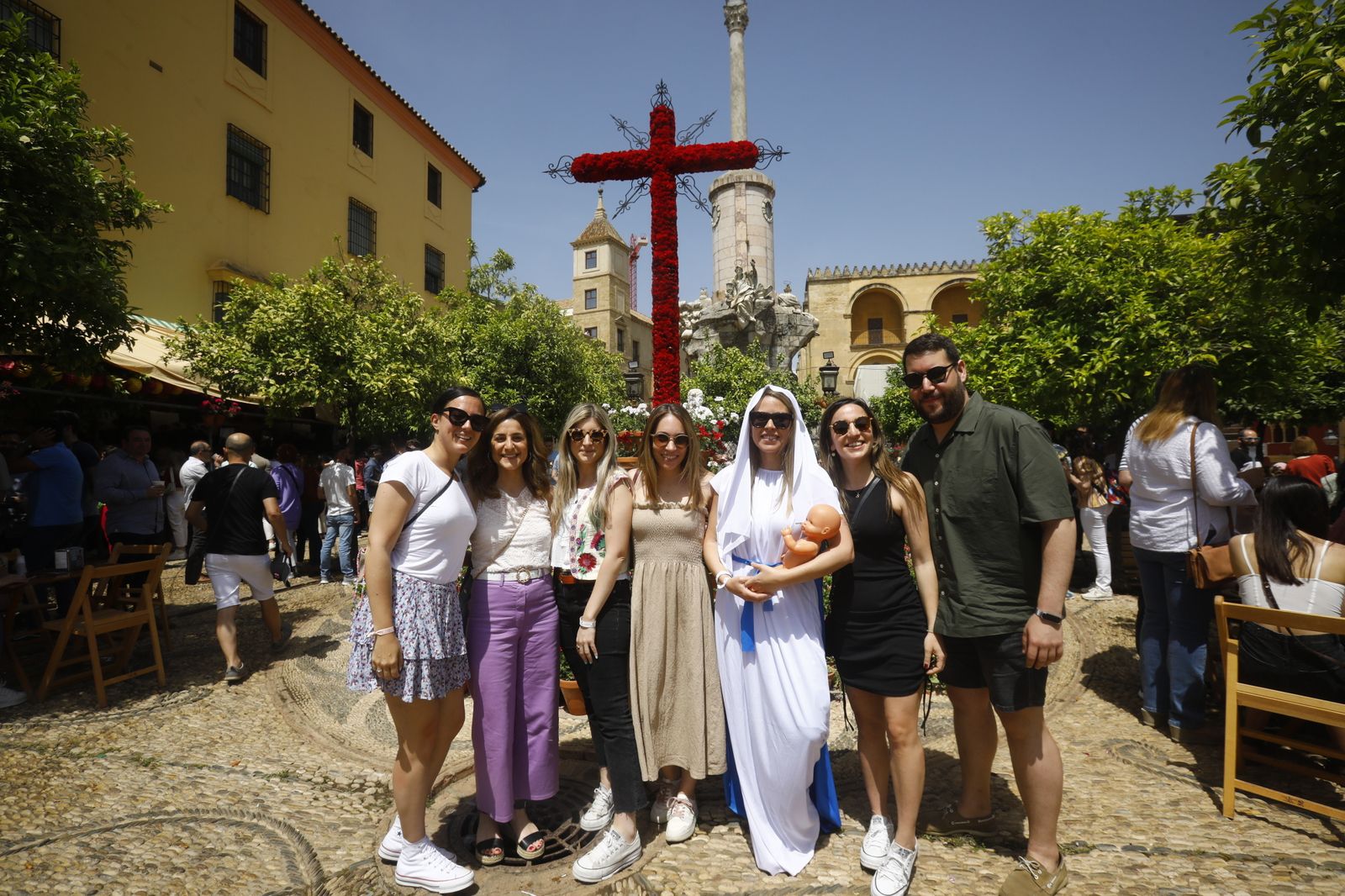 Los turistas abarrotan las calles y Las Cruces de Córdoba, en imágenes