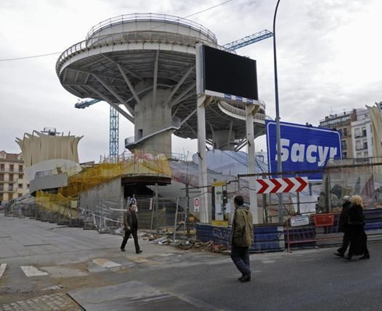 Varios viandantes se pasean por la nueva calle peatonal, a pesar de los numerosos desperfectos que se pueden observar en la imagen.

Foto: Juan Carlos Vázquez