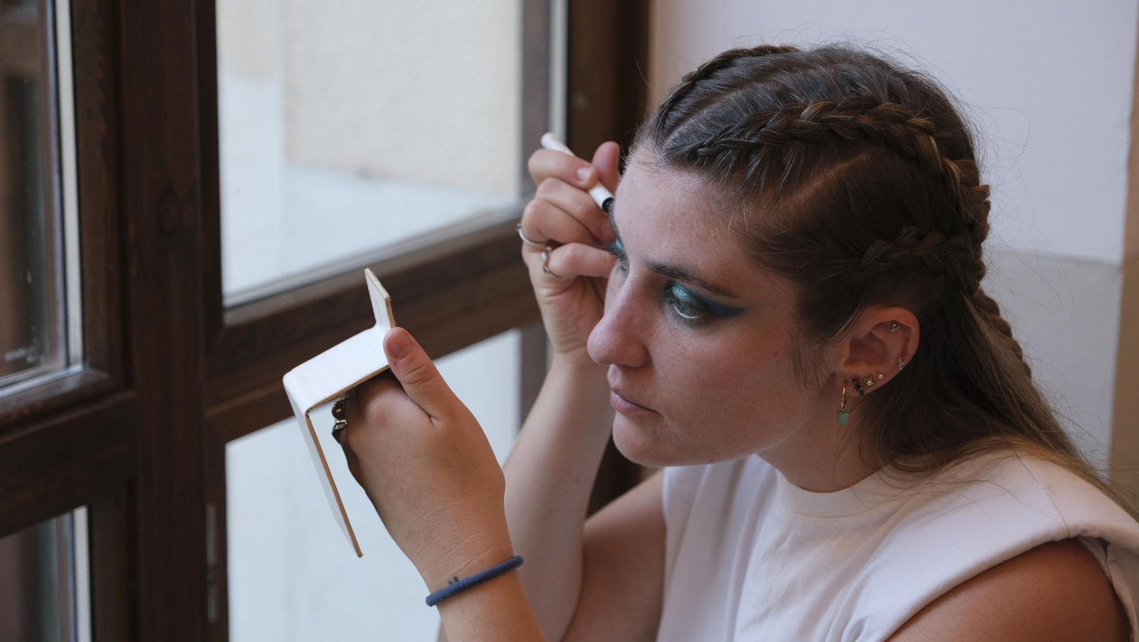 Maquillaje de los alumnos de la academia musical de Vélez Blanco para la ópera, en imágenes