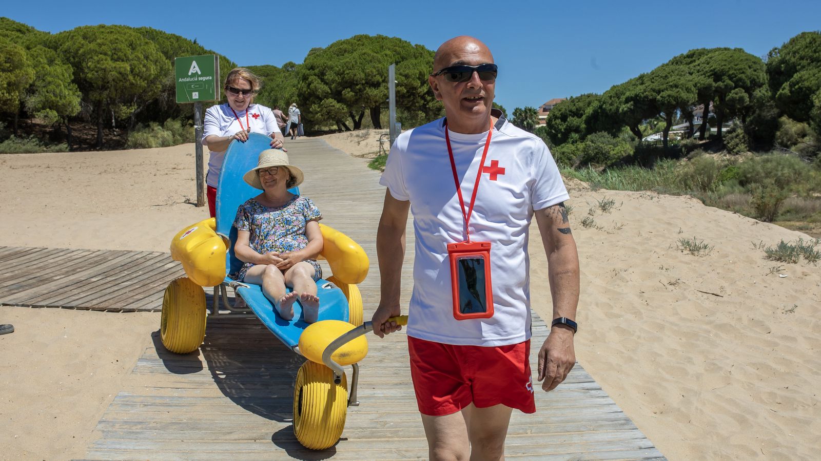 La silla anfibuggy permite mejorar la accesibilidad a la playa.