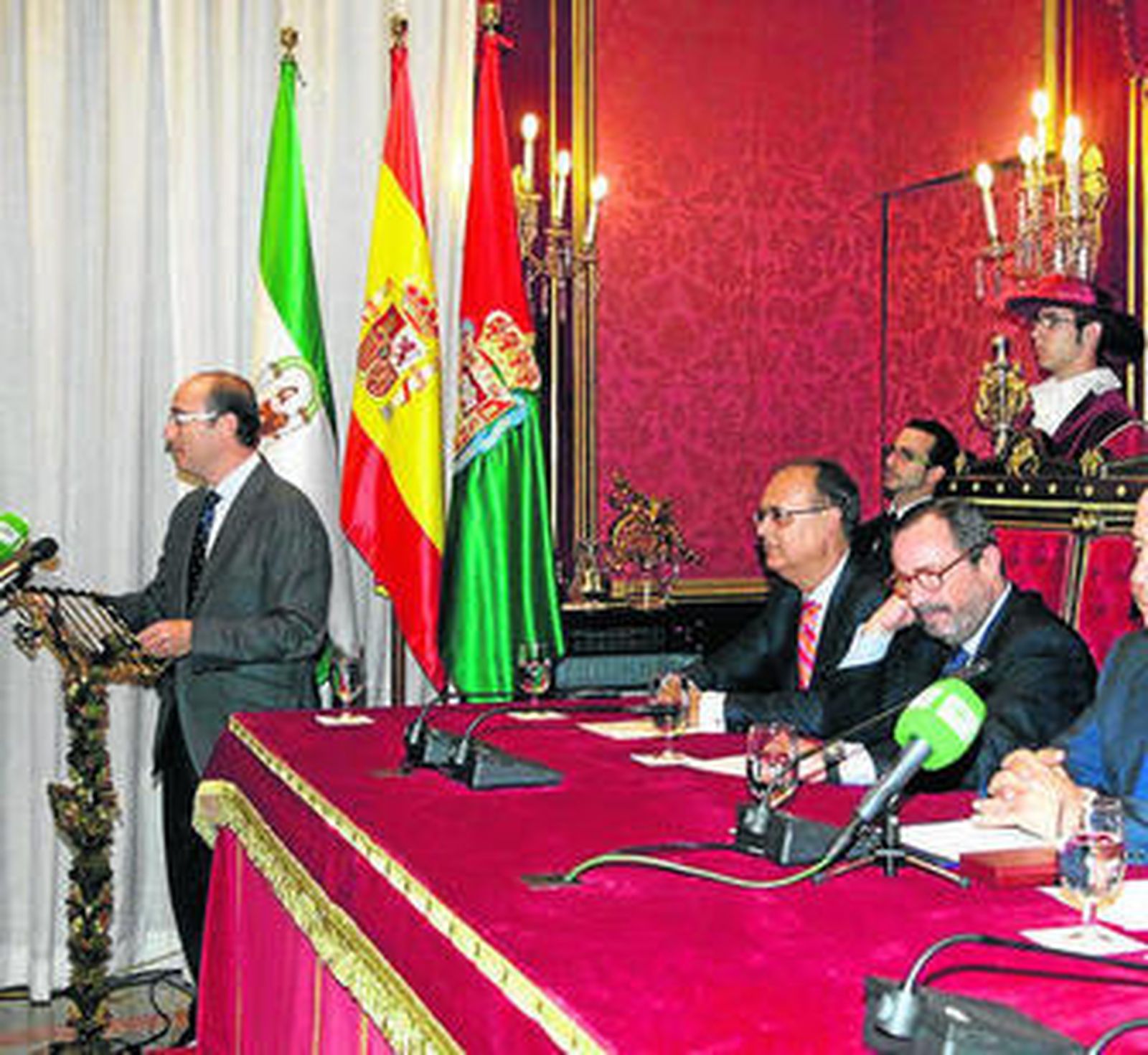 Javier González Ferrari recibiendo la Medalla de oro de la Ciudad de Granada.